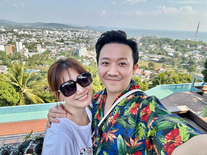 Trong mọi chuyến đi du lịch, Trấn Thành đều chủ động chụp ảnh đầy tình tứ với bà xã 