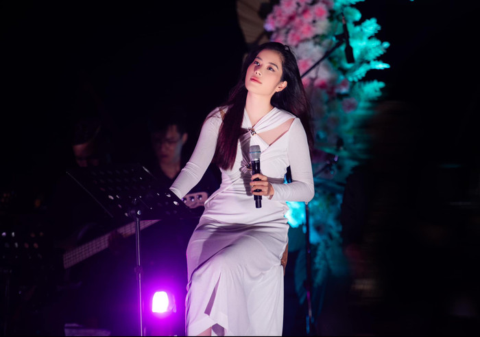 Nam Em cũng không còn nhận lời đi hát nhiều như trước, cô dành thời gian để tập trung chữa lành, nghỉ ngơi bên cạnh 'nửa kia'