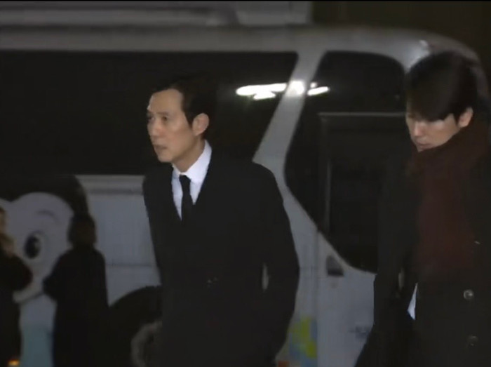 Trước tin tức bất ngờ và bi thảm về sự ra đi của nam diễn viên Lee Sun Kyun, nhiều nghệ sĩ như: Choi Deok Moon, Cho Jin Woong, Jo Jung Seok, Son Eun Seo,... đã có mặt tại lễ tang để tiễn biệt anh lần cuối. 