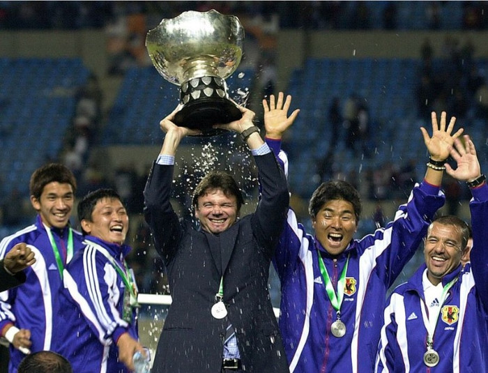 HLV Troussier vô địch Asian Cup 2000 cùng tuyển Nhật Bản. 