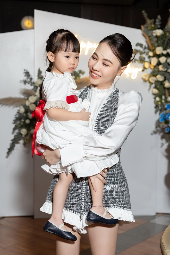 Đàm Thu Trang thường xuyên làm nhiều kiểu tóc điệu đà, dễ thương cho con gái