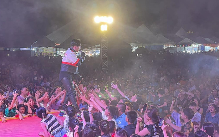 Nam ca sĩ miền Tây đi hát trên sân khấu hội chợ, choáng trước lượng khán giả đông nghịt đến xem Ảnh 2