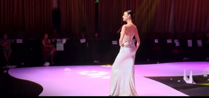 Á hậu hạng A Vbiz trình diễn vedette nhưng khán giả bỏ về hết, phản ứng khi catwalk gây chú ý Ảnh 4