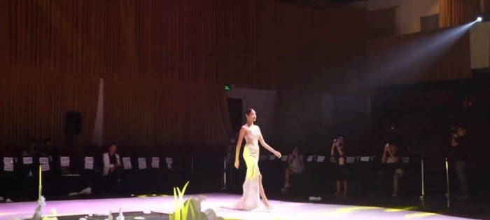 Xung quanh của nàng hậu không có nhiều khán giả, chỉ một vài người nán lại để quay phim phần diễn của Hoàng Thùy.