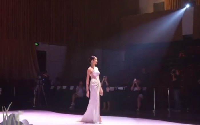 Á hậu hạng A Vbiz trình diễn vedette nhưng khán giả bỏ về hết, phản ứng khi catwalk gây chú ý Ảnh 2