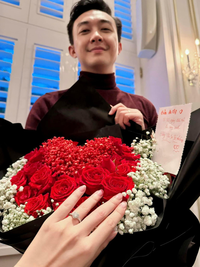 Ông xã mua quà tặng vợ trước khi sinh.