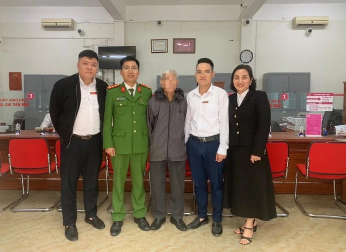 Cụ ông may mắn được cán bộ công an và nhân viên ngân hàng giúp đỡ, tránh mất oan số tiền lớn. Ảnh: PLO