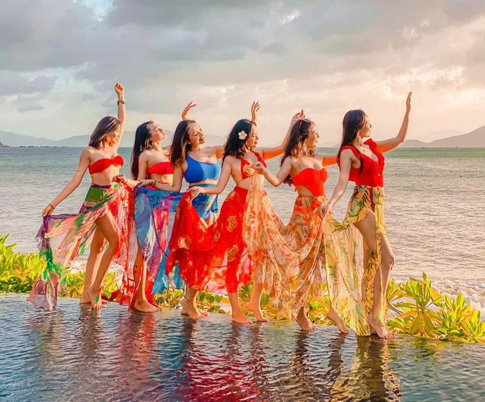 Dàn phù dâu với out fit ấn tượng màu đỏ nổi bật. 