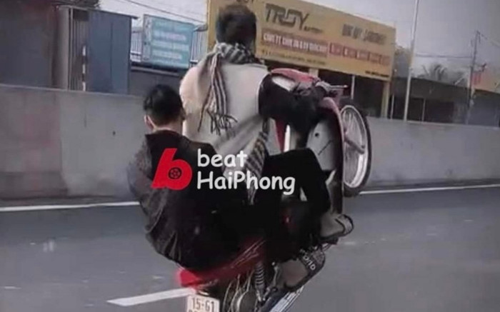 Hai thanh niên 'bốc đầu' xe máy trên cao tốc rồi nhận cái kết đắng Ảnh 2