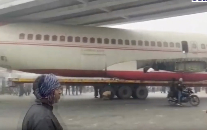 Ấn Độ: Máy bay Airbus mắc kẹt dưới gầm cầu Ảnh 2