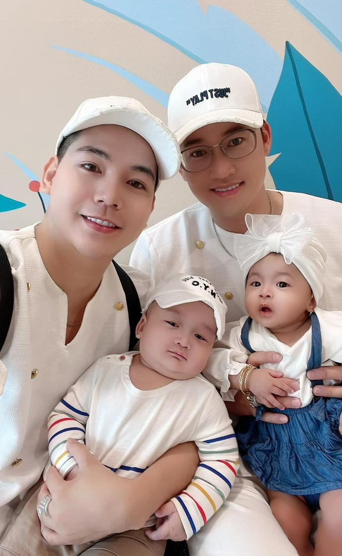 Hiện tại, cả hai đã cởi mở hơn trong việc chia sẻ những hình ảnh của các con. 