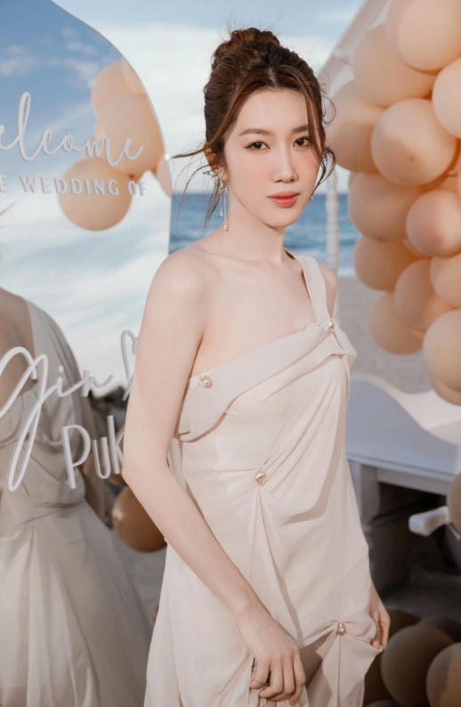 Thuý Ngân chia tay bạn trai kín tiếng sau nhiều năm hẹn hò.