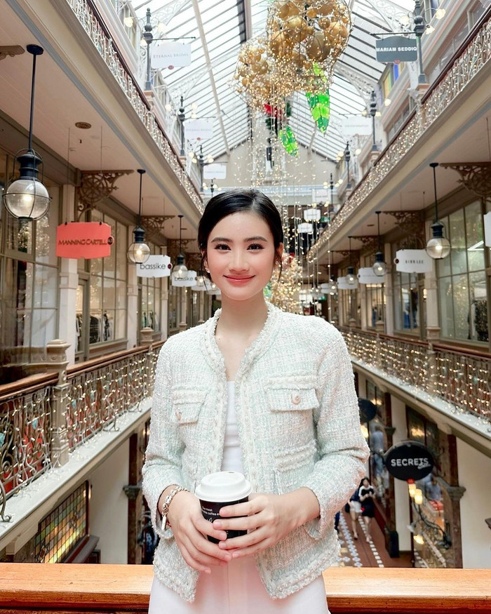 Miss World Vietnam 2023 - Huỳnh Trần Ý Nhi trải qua những ngày cuối năm tại thành phố Sydney, nước Úc. Trong khung ảnh checkin kỷ niệm mới đây, người đẹp sinh năm 2002 xuất hiện đầy rạng rỡ trong bộ váy ôm sát gam trắng được bao bọc bởi áo khoác dạ phủ tông màu pastel dịu ngọt. Có thể thấy, kể từ khi nhận được tín hiệu tích cực từ công chúng, cô dần cởi mở, tự tin hơn khi thoải mái tạo dáng khoe visual rạng rỡ, ít son phấn trên mạng xã hội.