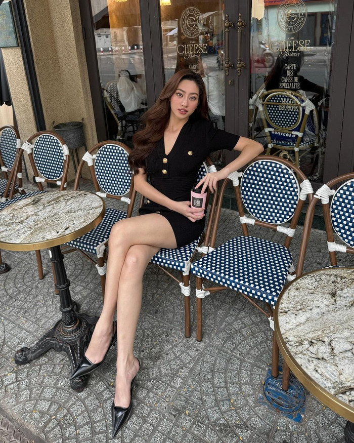 Xuống phố hò hẹn chốn quen, Lương Thùy Linh tự tin khoe chân dài 1m22 trứ danh trong bộ cánh nhuộm tông đen sang trọng. Phom dáng bó sát kinh điển cùng phần cổ xẻ giúp nàng hậu tôn trọn hình thể chuẩn chỉnh cùng khung xương quai xanh thon gọn. Bên cạnh đó, lối trang điểm, làm tóc sắc sảo trưởng thành cũng giúp cô nàng ghi điểm trong mỗi khung hình thả dáng.  