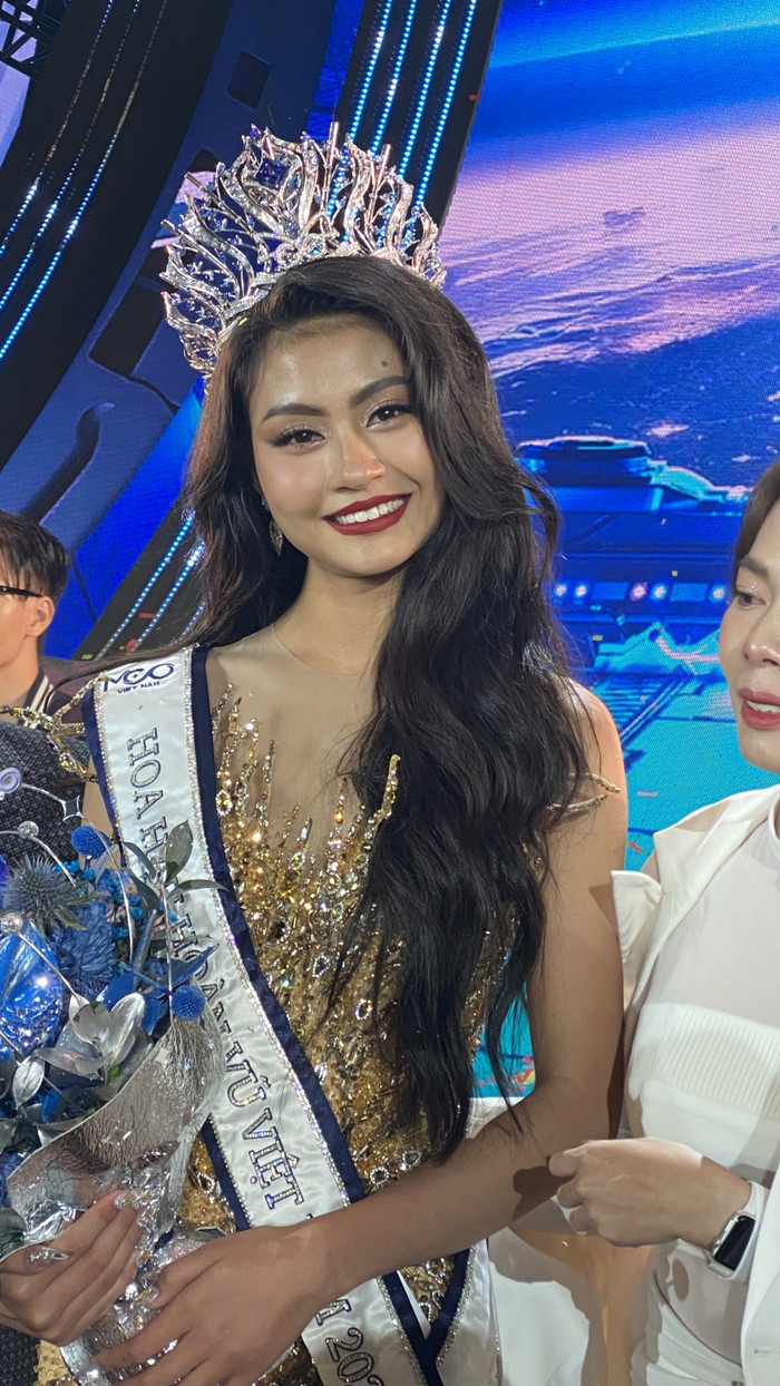 Vượt qua 37 thí sinh, Bùi Thị Xuân Hạnh đăng quang Hoa hậu Hoàn vũ Việt Nam 2023. 