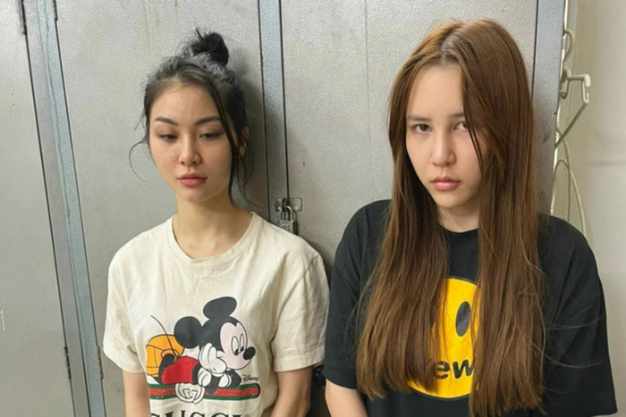 Hạnh (trái) tại cơ quan công an. (Ảnh: NLĐ).