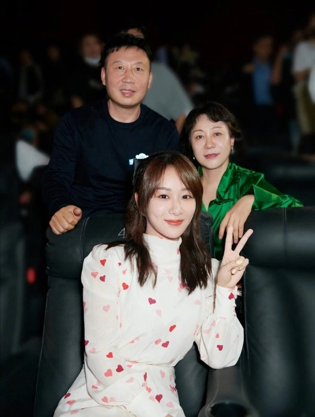 Mẹ Dương Tử (áo xanh lá) đọ sắc cùng con gái.