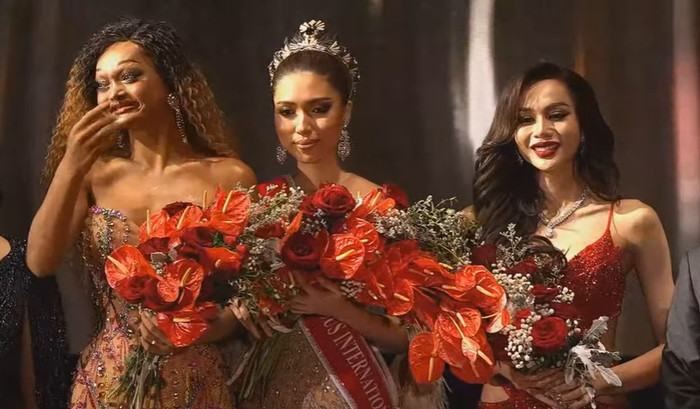 Ban tổ chức 'quên' trao sash á hậu và tiền thưởng cho Lương Mỹ Kỳ trên sân khấu.