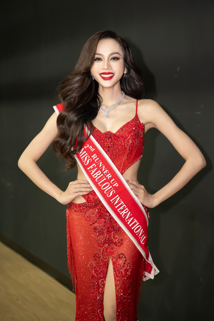 Người đẹp họ Lương chụp ảnh với sash Á hậu 2 trong cánh gà.