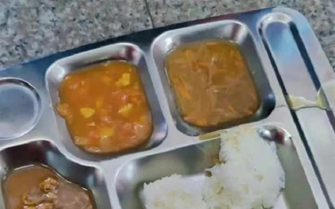 Suất cơm căn tin bị 'vạch trần', phụ huynh đau lòng khi biết sự thật con phải chịu đựng mỗi ngày Ảnh 2