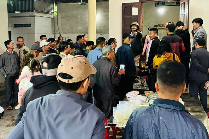 Nhiều người dân hiếu kỳ kéo đến nhà ông Thuận xem cặp nhung nai 'khủng'. Ảnh: Dân Trí