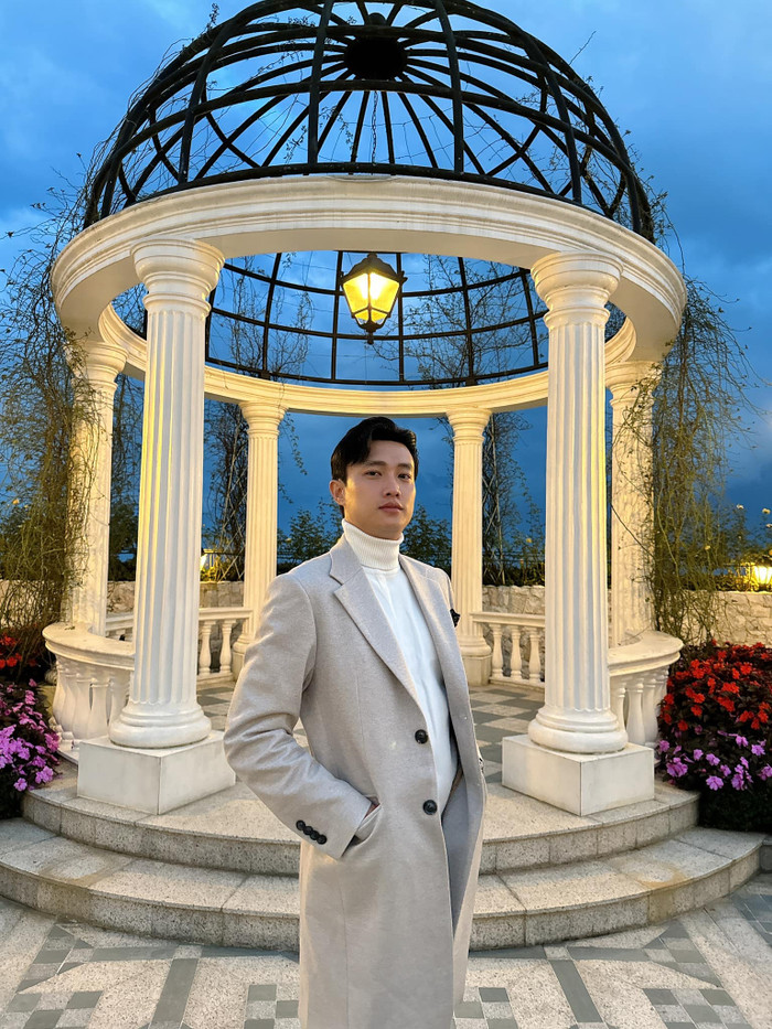 Trên trang cá nhân, Quốc Trường thường chia sẻ những khoảnh khắc đi du lịch, tận hưởng cuộc sống