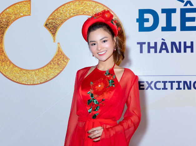 Vũ Thu Phương diện áo dài tứ thân tại sự kiện tối 3/12.