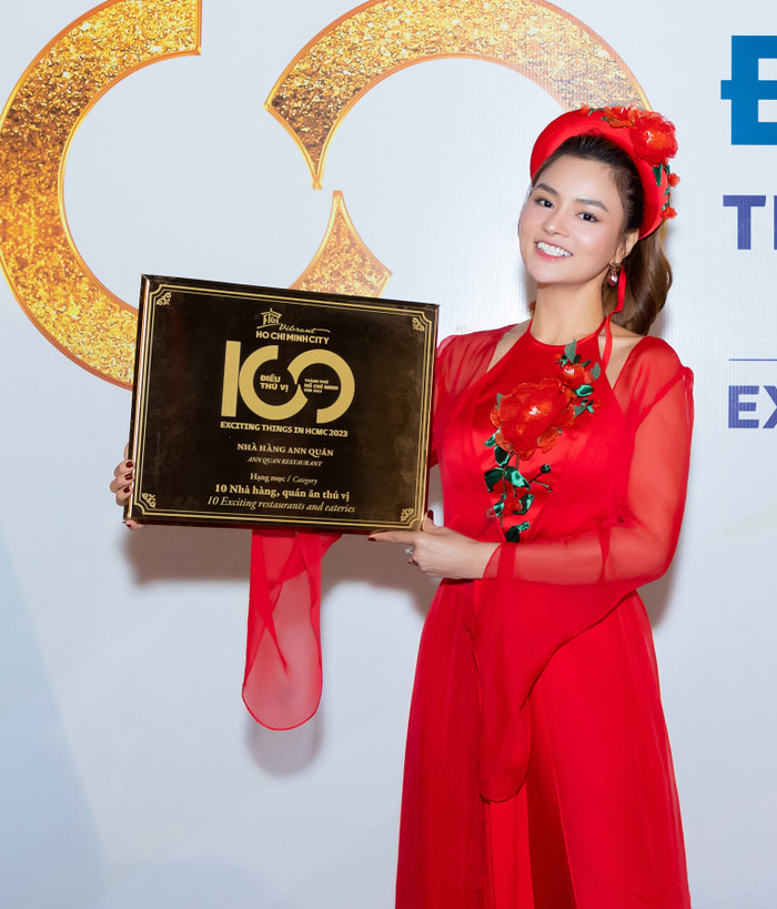 Siêu mẫu Vũ Thu Phương khoe nhan sắc thăng hạng, rạng rỡ trong ngày vui vì nhận giải thưởng của Sở Du lịch TP HCM.