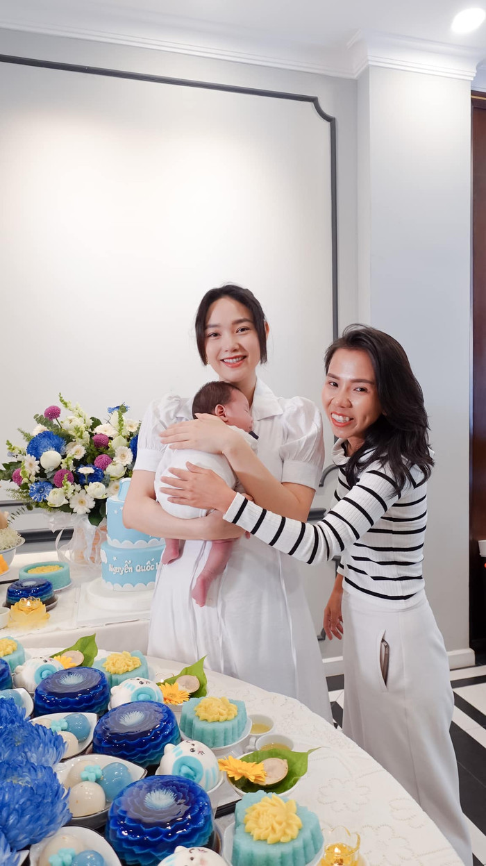 Minh Hằng còn tự bài trí, làm mâm cỗ đầy tháng cho quý tử đầu lòng