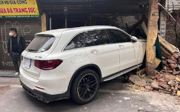 Nữ tài xế điều khiển Mercedes tông sập một phần nhà phố cổ Hà Nội Ảnh 2
