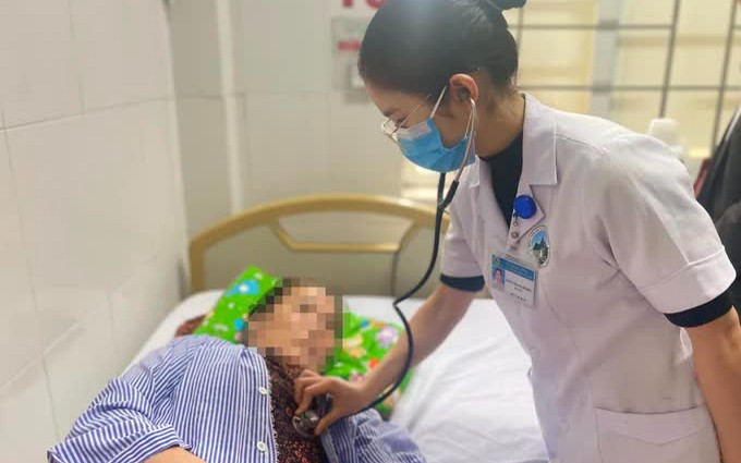 3 người nhập viện vì đốt than củi sưởi ấm trong phòng ngủ Ảnh 2