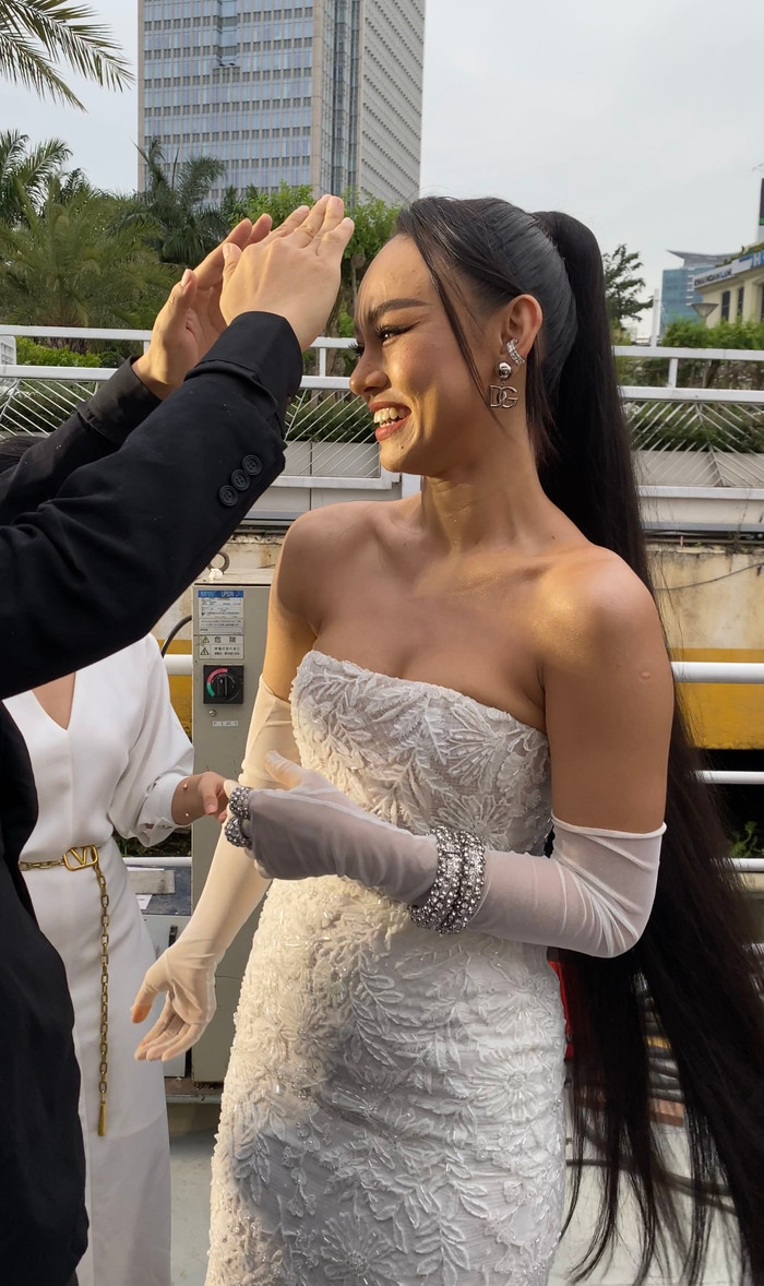 Mai Ngô sơ hở là tiểu phẩm, được trợ lý quyết tâm bảo vệ cặp chân mày khi gặp mưa giữa sự kiện.