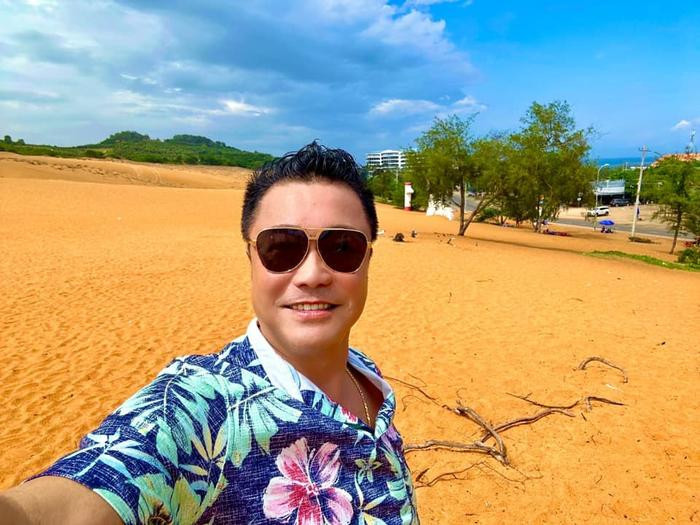 Lý Hùng thoải mái tận hưởng cuộc sống độc thân ở tuổi 54.