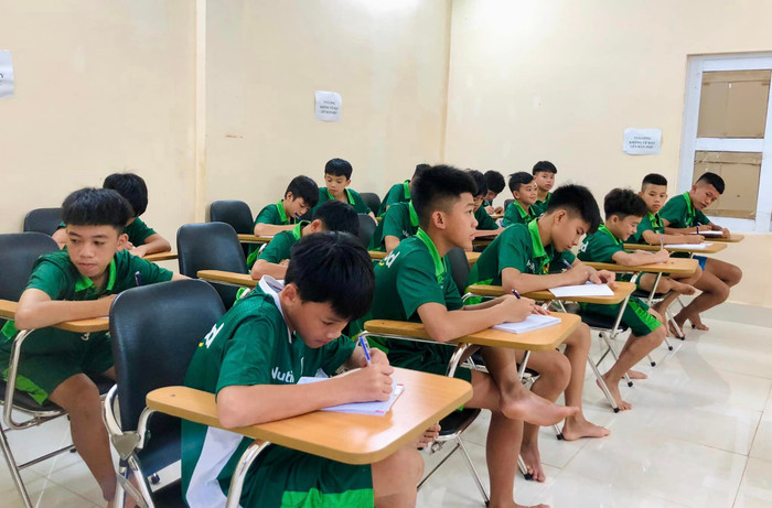 17 học viên của Học viện bóng đá Nutifood JMG không chỉ được đào tạo bóng đá mà còn được chăm lo về học văn hóa, học ngoại ngữ, chăm sóc dinh dưỡng bóng đá… 