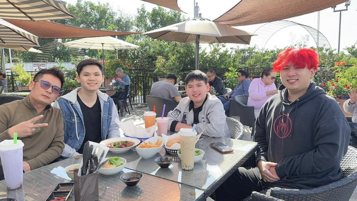 Con trai Bằng Kiều nổi bật với mái tóc đỏ.