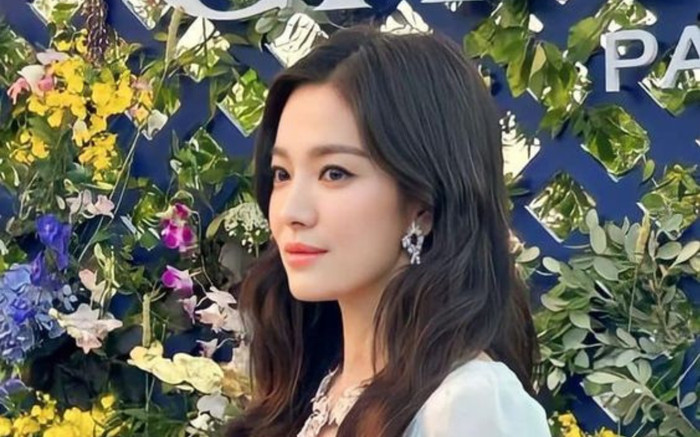 Song Hye Kyo bị phát hiện khoe khéo tình mới dù chỉ đăng ảnh với hội bạn thân Ảnh 2