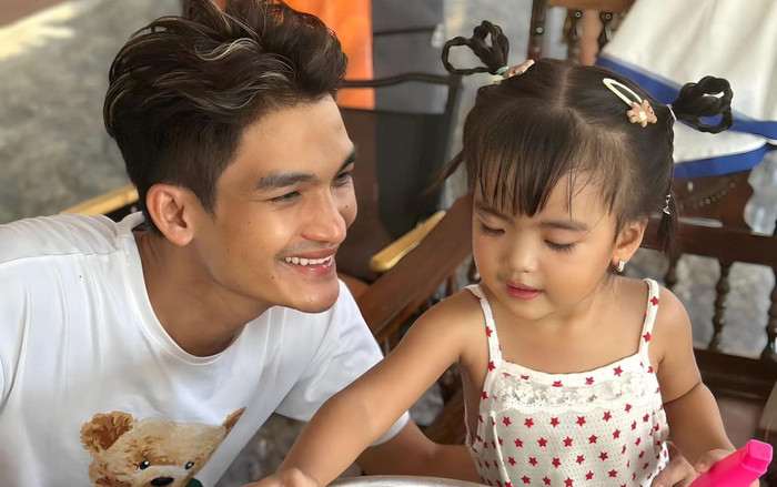 Bước sang tuổi mới, con gái Mạc Văn Khoa ngày càng xinh xắn, biết 'làm đỏm' Ảnh 2