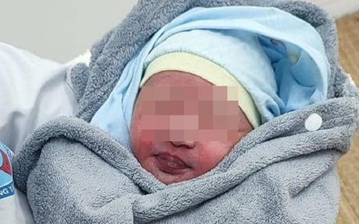 Bé gái sơ sinh bị bỏ rơi giữa trời đông, tình trạng lúc tìm thấy khiến ai cũng xót lòng Ảnh 2
