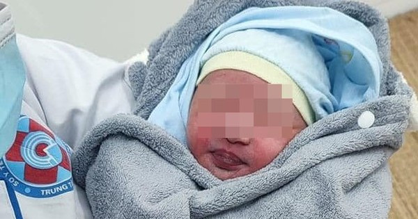 Trẻ sơ sinh bị bỏ rơi giữa trời giá lạnh. Ảnh: Tiền Phong