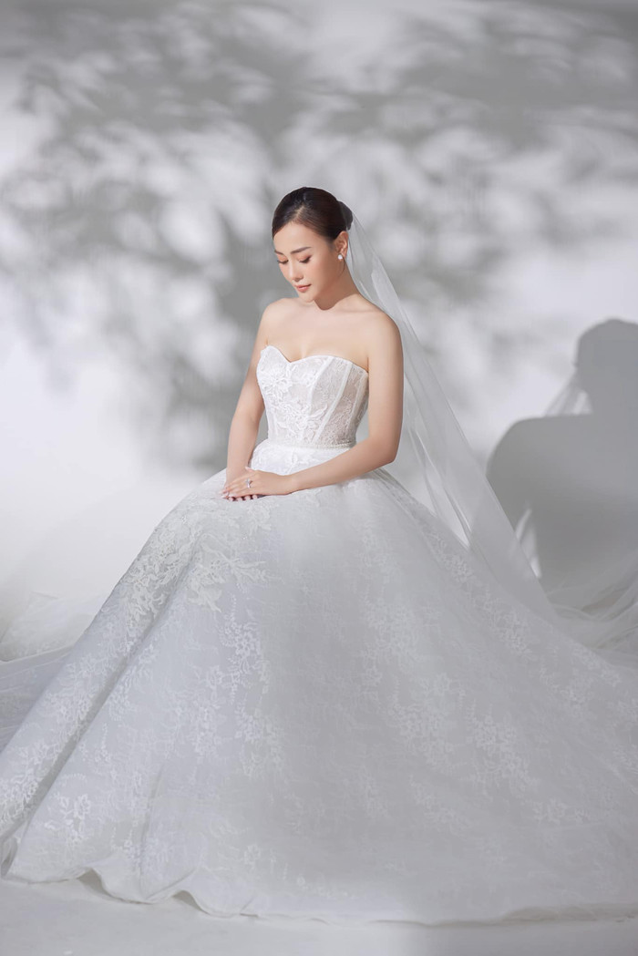 Hình ảnh Phương Oanh diện váy cưới. 