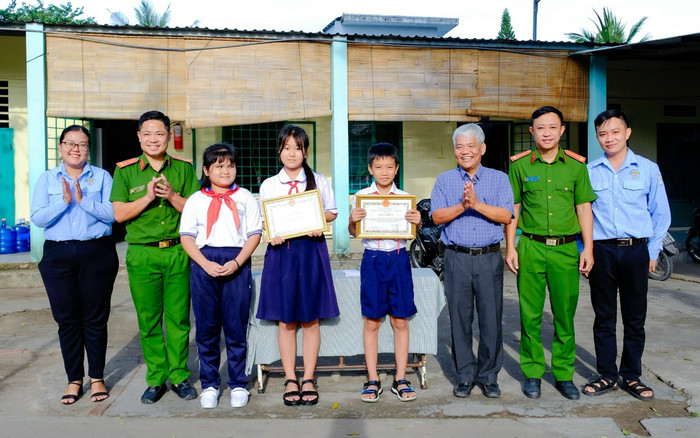 2 học sinh lớp 5 dũng cảm truy đuổi tên trộm xe máy được khen thưởng Ảnh 2