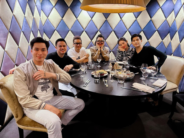 Khi gặp gỡ bạn bè, Lâm Bảo Châu vẫn duy trì thói quen dành những cử chỉ ngọt ngào cho Lệ Quyên