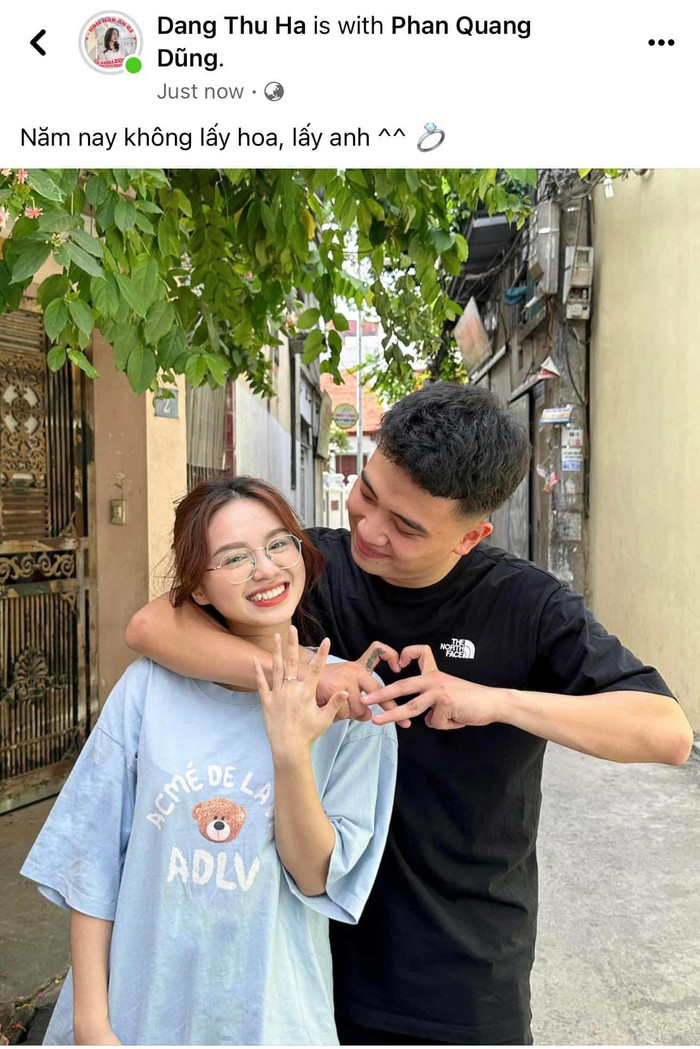 Trước đó, nàng Tiktoker khoe ảnh được bạn trai cầu hôn ngay dịp 20/10