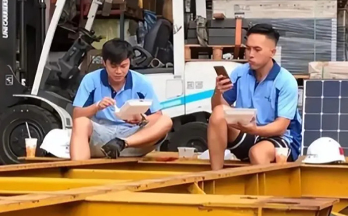 Nam ca sĩ, diễn viên có tiếng bị bắt gặp đi làm thợ xây ở tuổi 40, thu nhập hơn 5 triệu mỗi ngày Ảnh 2