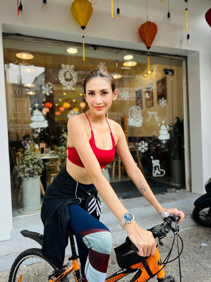 Có thể là hình ảnh về 1 người, xe scooter, trang phục thể thao và xe đạp