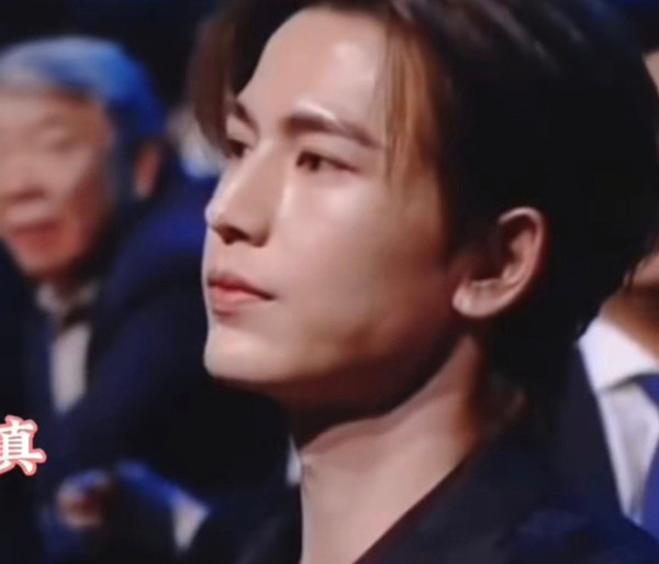 Ánh mắt thờ ơ lạnh nhạt của Trương Lăng Hách khi Bạch Lộc lên nhận giải trong Đêm hội IQIYI.