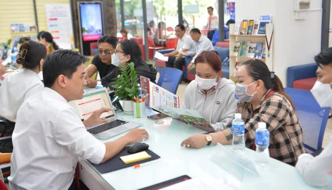 Thí sinh nộp hồ sơ xét tuyển tại Trường Đại học Kinh tế - Tài chính TPHCM vào tháng 7-2023. Ảnh: CAO THĂNG
