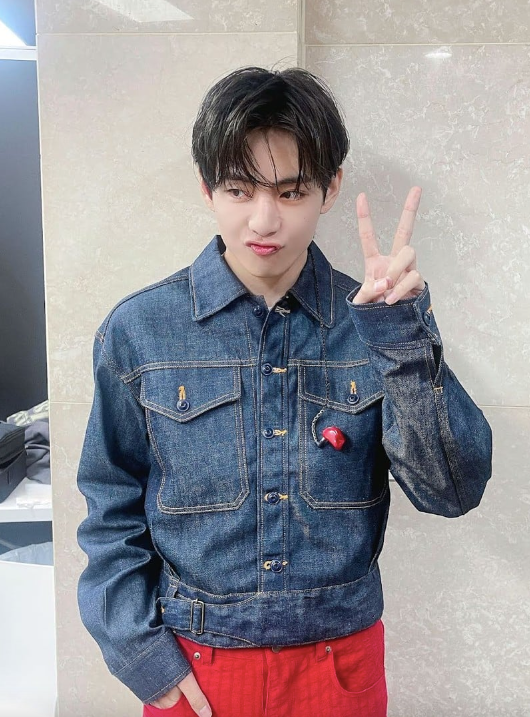 V (BTS) sẽ nhập ngũ vào 11/12 tới. Theo tiết lộ từ công ty chủ quản, 4 thành viên của BTS gồm RM, Jimin, V và Jungkook sẽ phục vụ tại ngũ trong Quân đội trong 18 tháng sau khi hoàn thành khóa huấn luyện và được bố trí đến đơn vị riêng. 