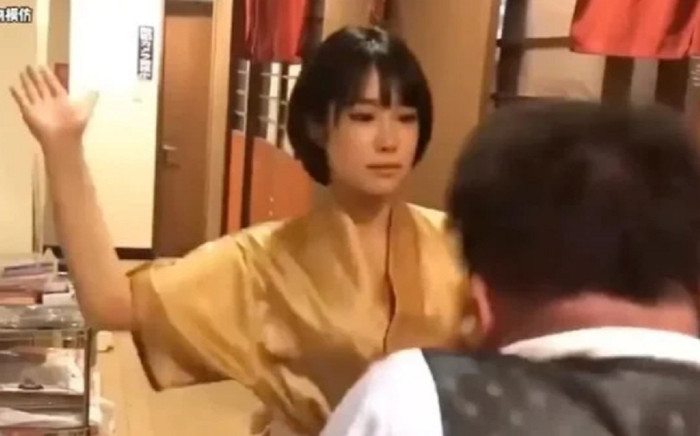 Kỳ lạ quán ăn có 1-0-2, khách thích thú chi tiền để được 'ăn tát' Ảnh 2