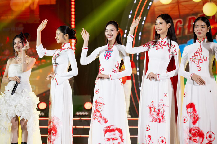 Tùy vào tính chất sự kiện, Đỗ Thị Hà sẽ mặc trang phục phù hợp để xuất hiện